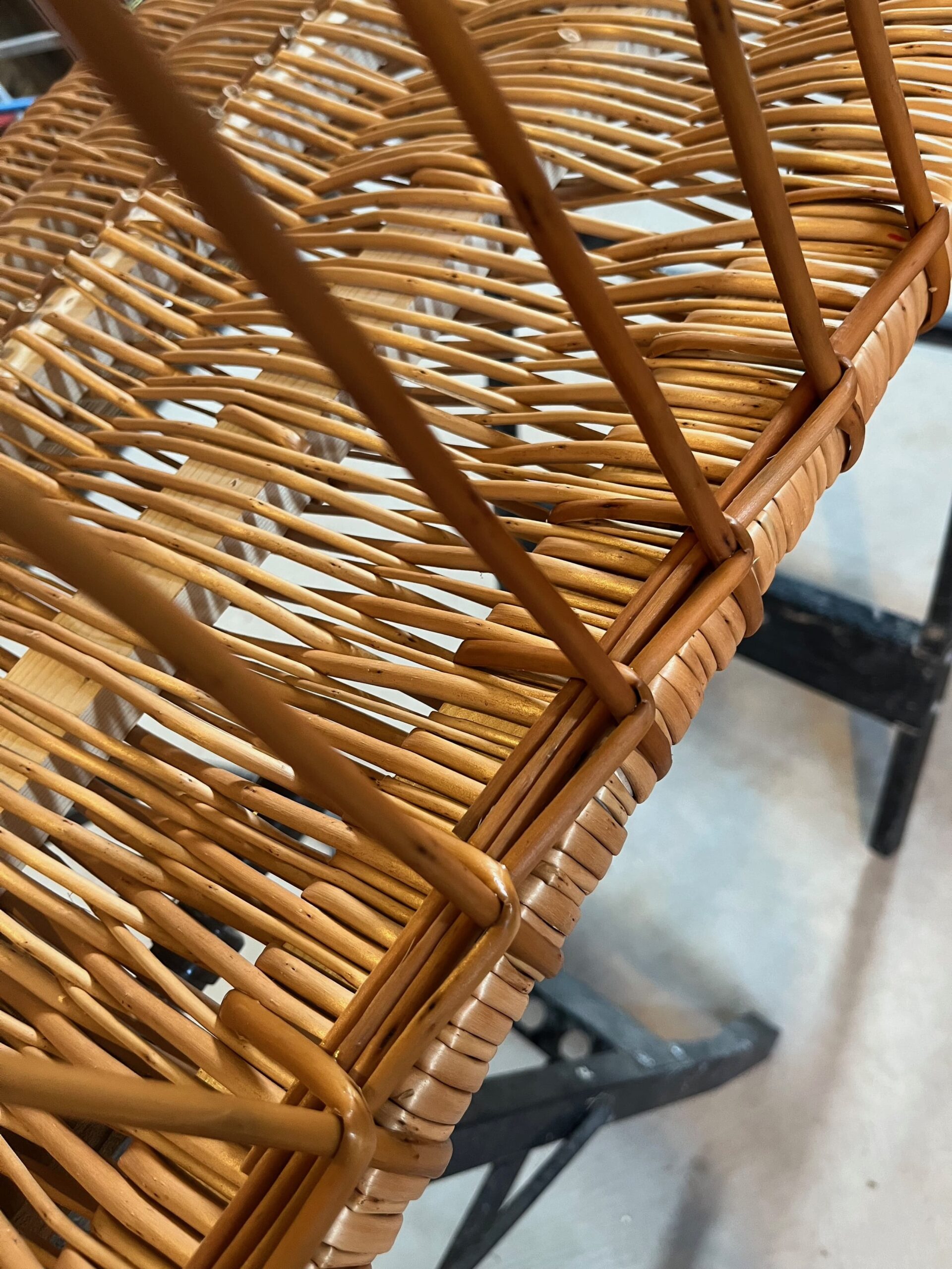 Scalloming on the side stakes on a woman base coffin, in buff willow.